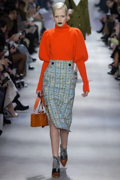 Look 16